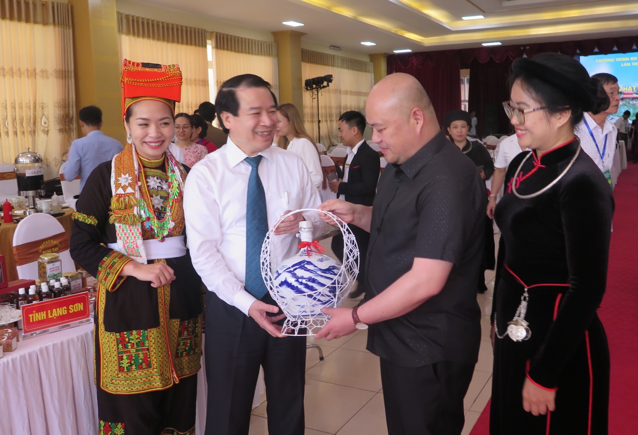 Phó Tổng cục trưởng Hà Văn Siêu tại gian hàng giới thiệu du lịch Lạng Sơn